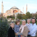 Reisen har startet: Kronprinsfamilien foran Hagia Sofia i Istanbul. Publisert 22.12. 2010. Handoutbilde fra Det kongelige Bildet er kun til redaksjonell bruk - ikke for salg. Foto: Det kongelige hoff. Størrelse: 4752 x 3168 px, 5,67 Mb.